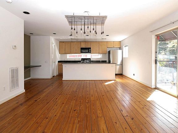 4th image of 2819 Crawford St