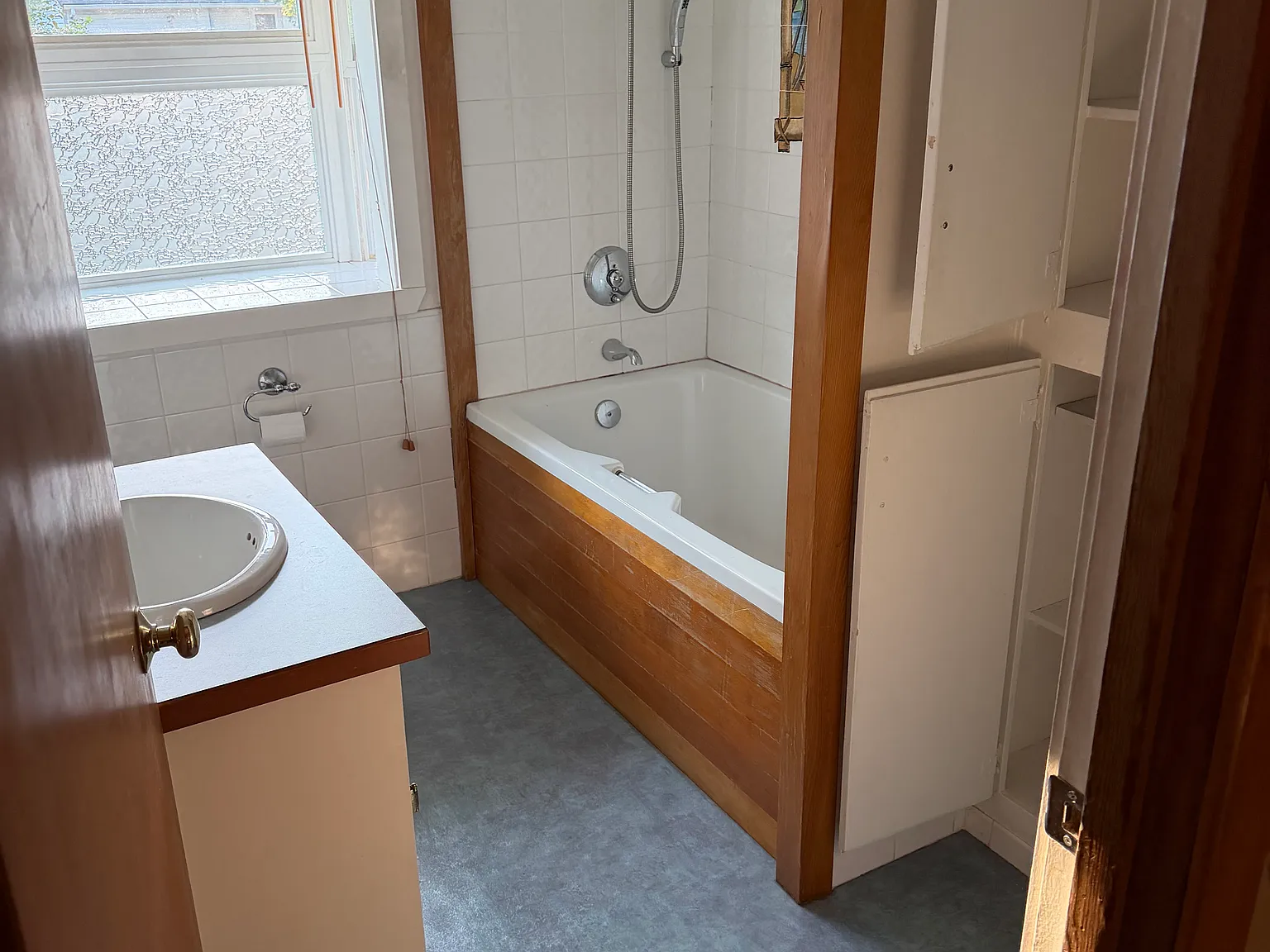 3 bed, 1100 sqft, $2,400 — Photo 3