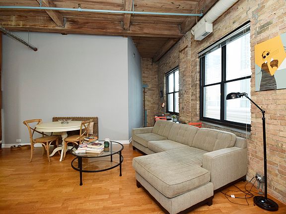 5th image of 225 W Huron St APT 602