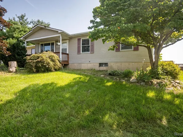 18255 Berkshire Dr, Gregory, MI 48137