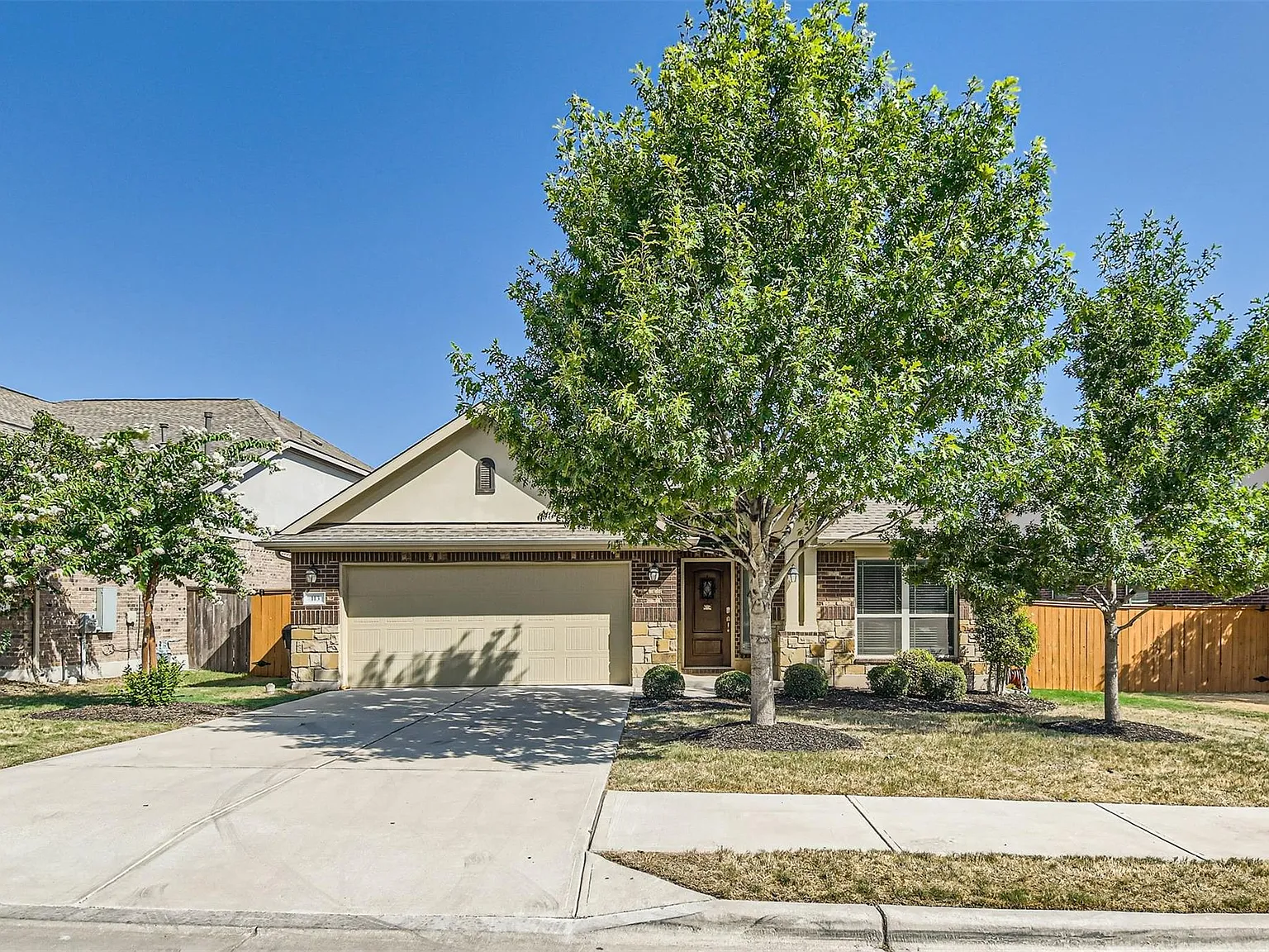 3 bed, 2.0 bath, 2047 sqft, $2,600 — Photo 1