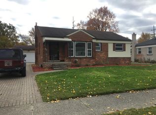 29637 McIntyre St, Livonia, MI 48150