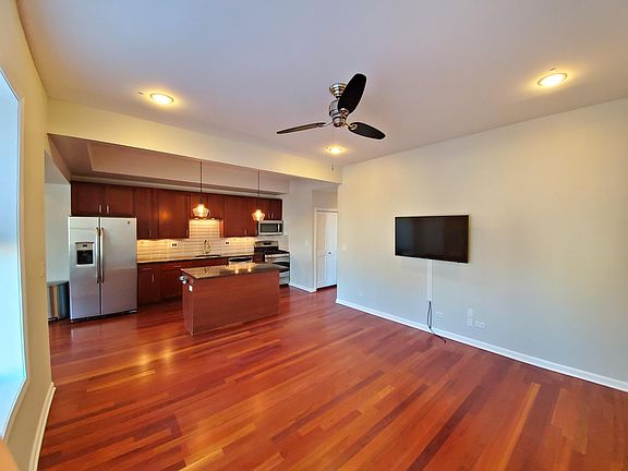 3rd image of 1523 N California Ave #3N