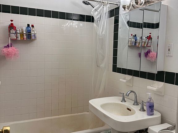 4th image of 15 Ellery St APT 5