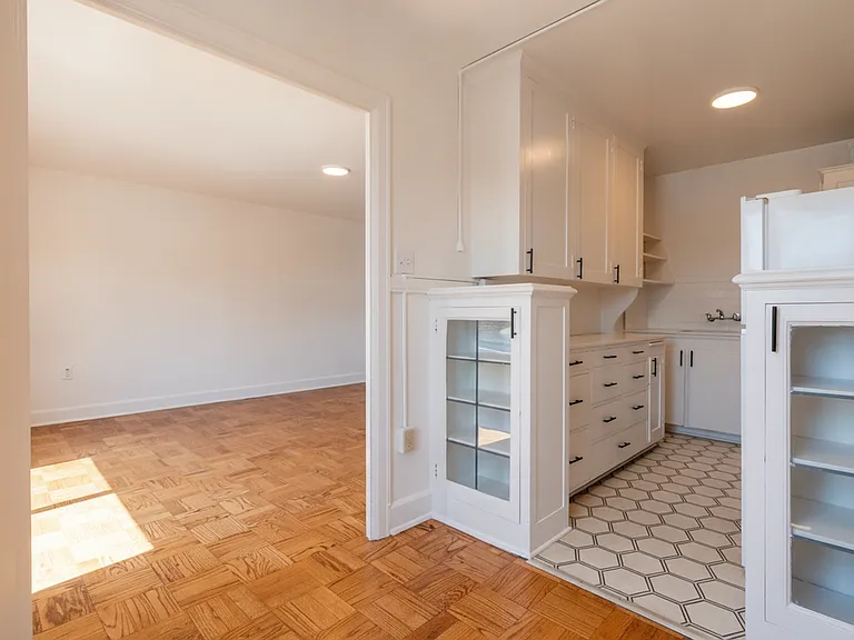 Comfortable Urban Living in a Classic Brick Building Near UW & Light Rail — Photo 31