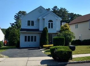 16 Shelley Rd, Kendall Park, NJ 08824