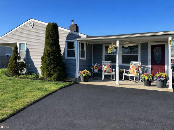 47 Glenwood Ln, Levittown, PA 19055