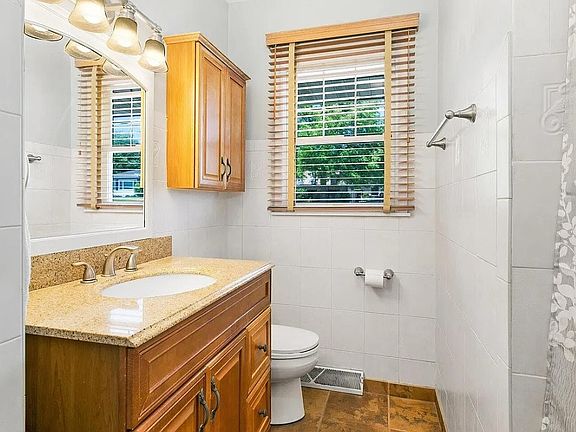 4th image of 1915 W 38th Pl