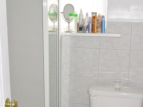 Nice full bathroom; clean & bright