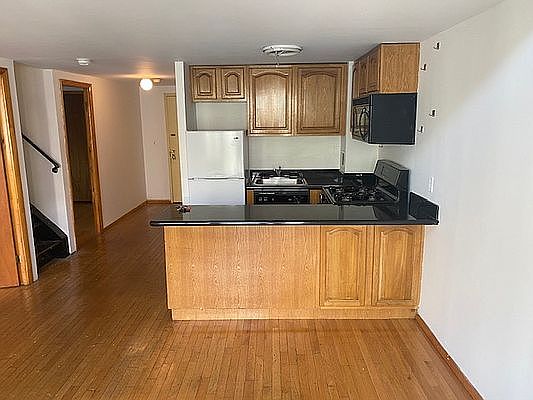 1st image of 212 E 10th St APT 4