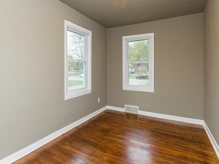 2618 E Grand Ave — Photo 12