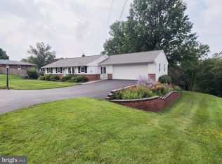 8 Breezy Knoll Rd, Willow Street, PA 17584