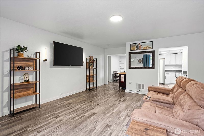 2nd image of 507 Violet Meadow Street S