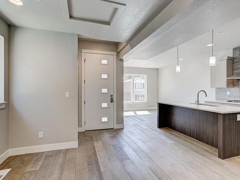 830 Cherokee Dr — Photo 2