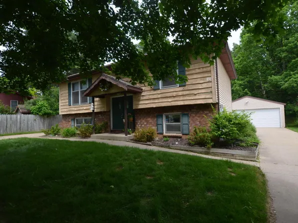 195 Cahill Dr NE, Rockford, MI 49341
