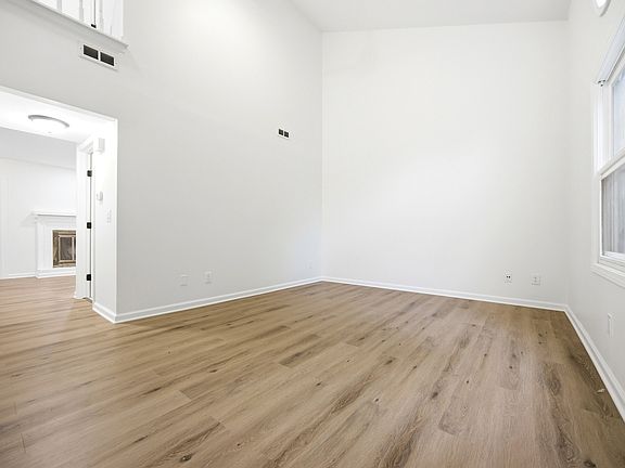 4th image of 2384 Linden Dr