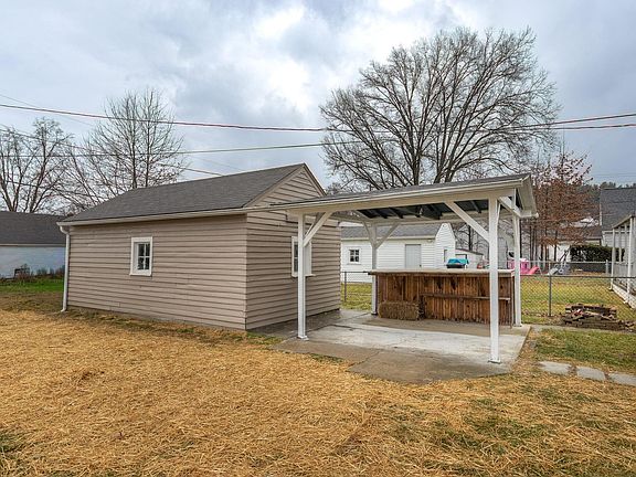 5th image of 627 Sheridan Dr