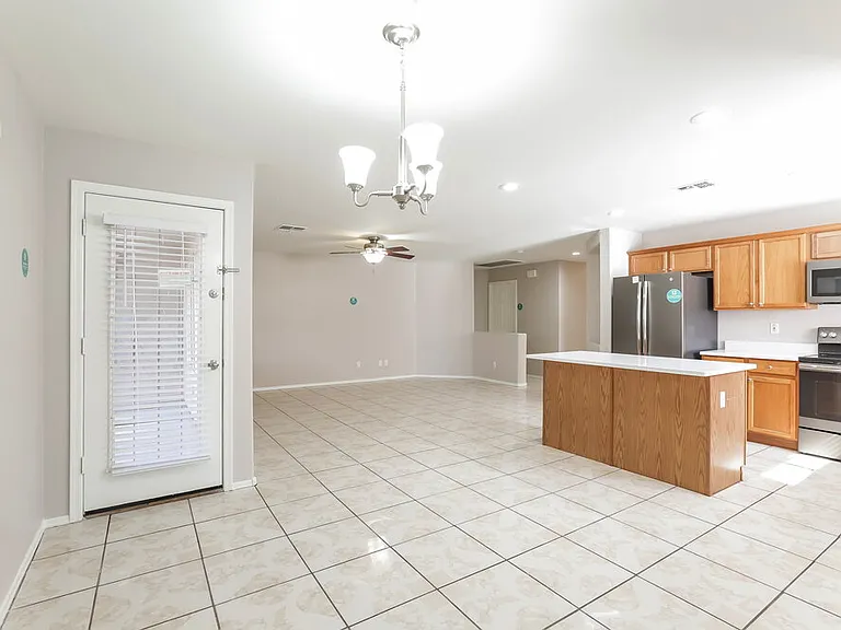 4218 N 92nd Ln — Photo 5