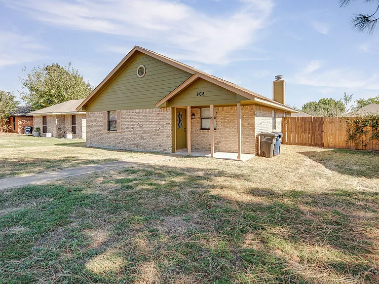 808 Camellia Ct — Photo 2