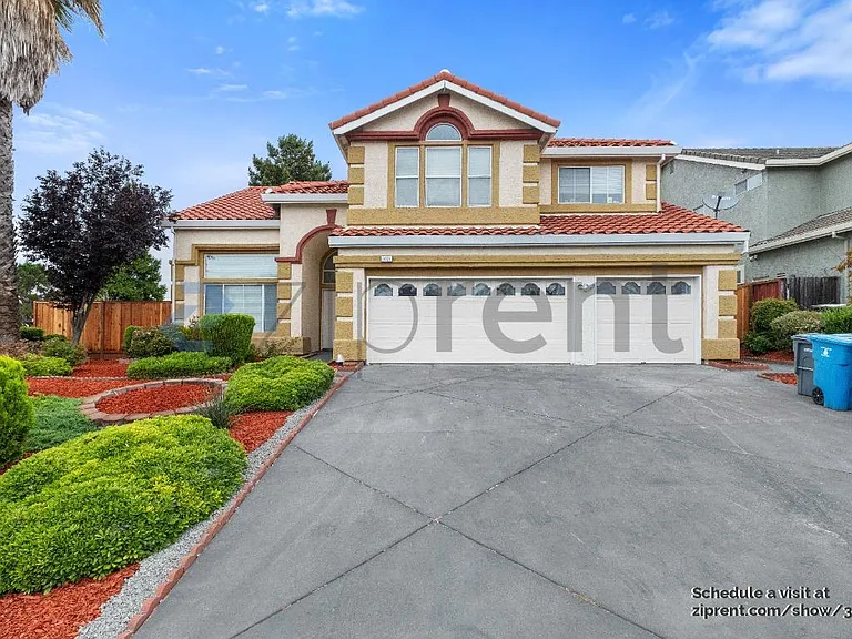 1001 Sandhurst Dr — Photo 3