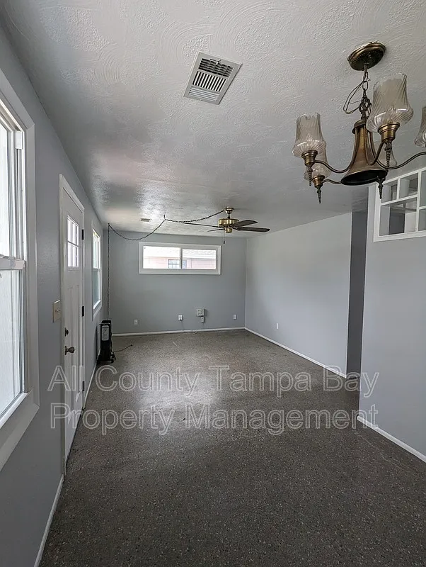 3 bed, 1.0 bath, 864 sqft, $1,900 — Photo 2