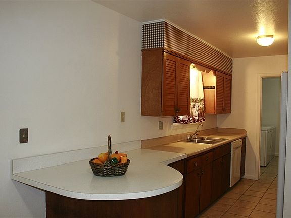 5th image of 3206 N Garden Ave