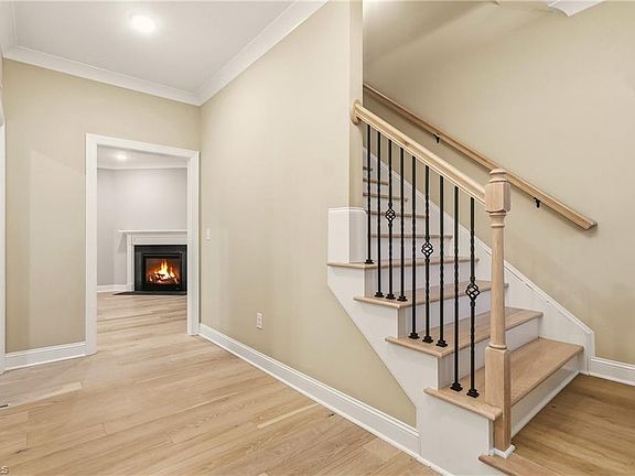 3rd image of 3961 Rookwood Ln