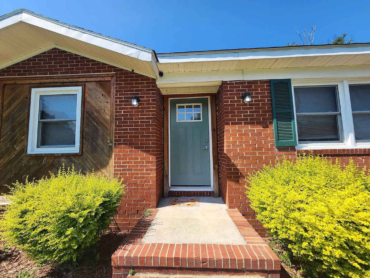 3 bed, 2.0 bath, 1124 sqft, $1,699 — Photo 3