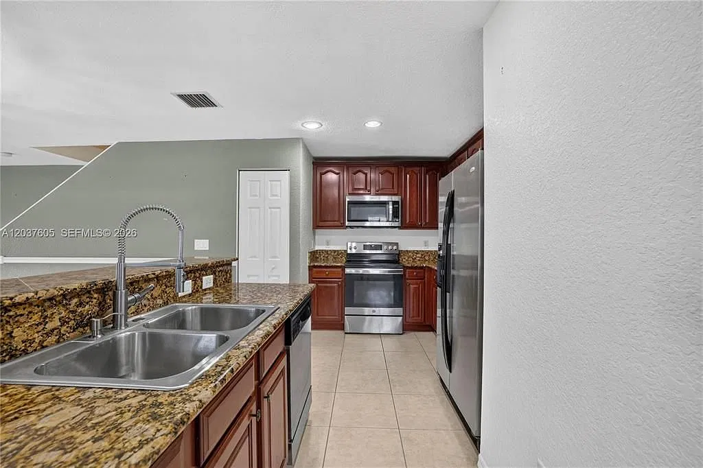 3 bed, 2.5 bath, 1555 sqft, $3,300 — Photo 4