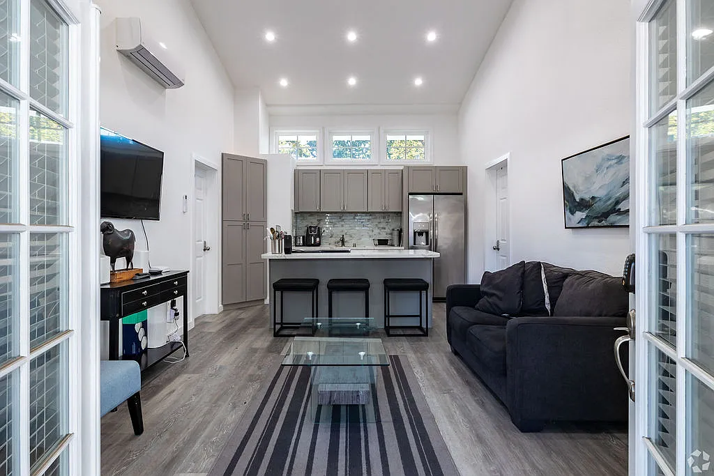 4 bed, 1000 sqft, $1,800 — Photo 3