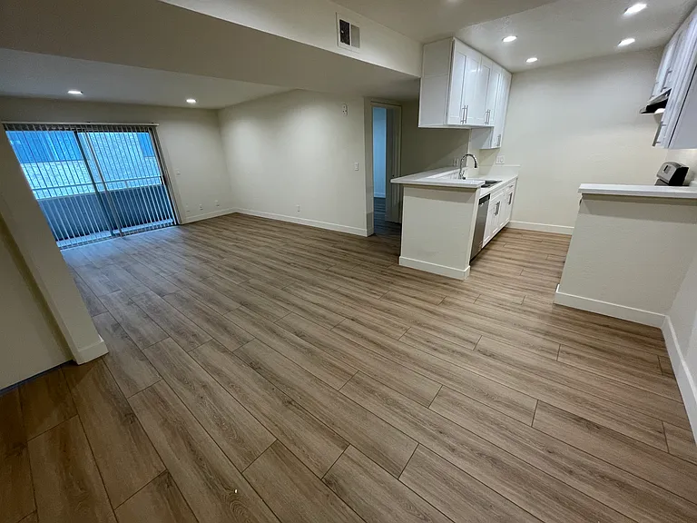 1051 Justin Ave — Photo 17