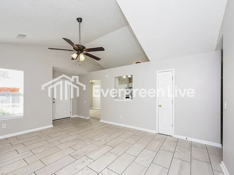 107 Sterling Hills Cir — Photo 2