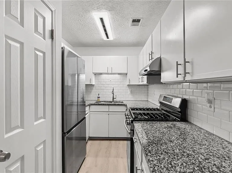 216 Goshen Ln — Photo 10