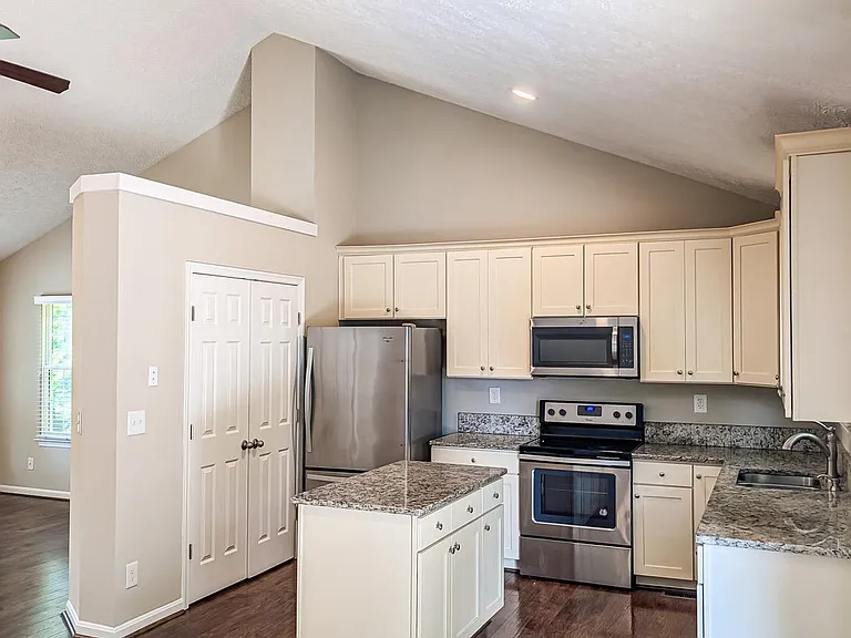 21530 Warwick Ct — Photo 12