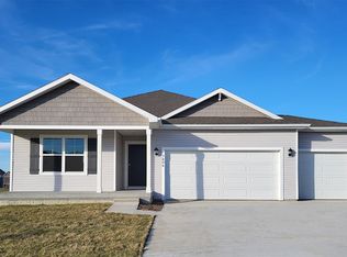 7806 Crossroads Dr SW, Cedar Rapids, IA 52404