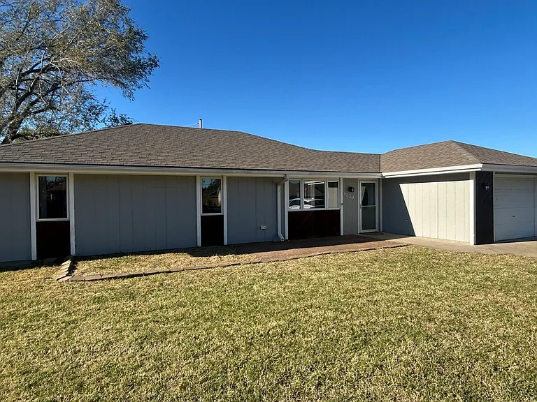 1320 Parkside Dr — Photo 1