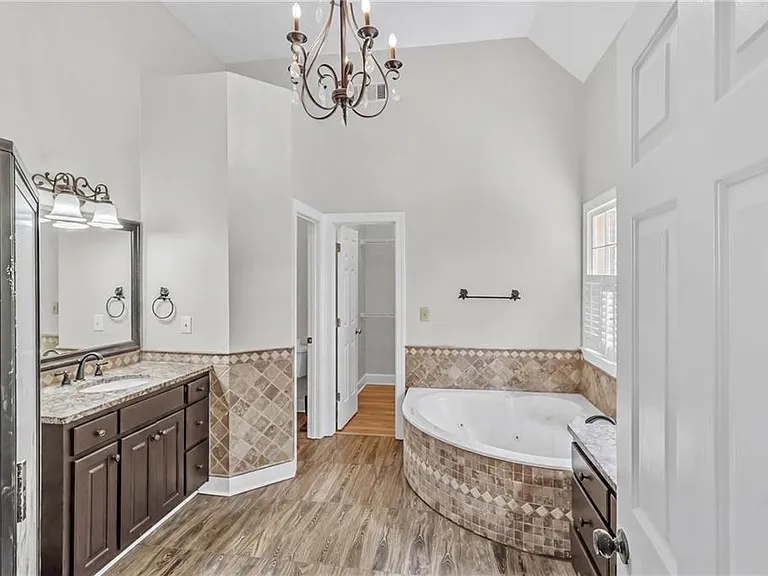 1085 Castle Pointe Ln — Photo 23
