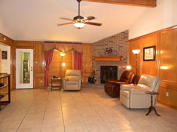 5th image of 213 Persimmon St