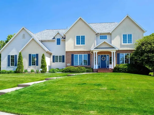 2083 Lundy Ln, Bettendorf, IA 52722