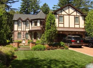 11 Knickerbocker Rd, Manhasset, NY 11030