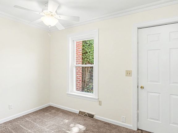 3rd image of 610 Colonial View Rd