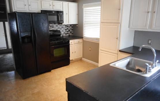 4th image of 27465 Groveland St