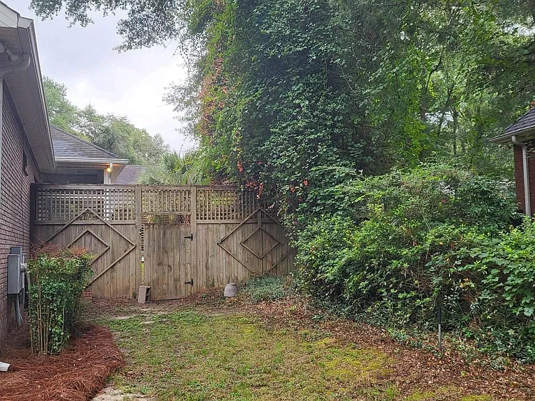 406 Royal Crest Cir — Photo 4