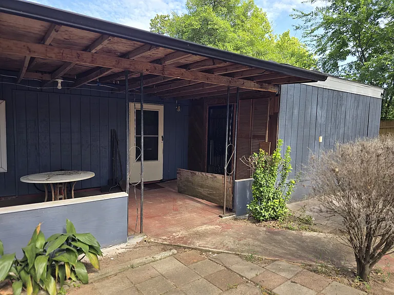 Covered patio & Utility room