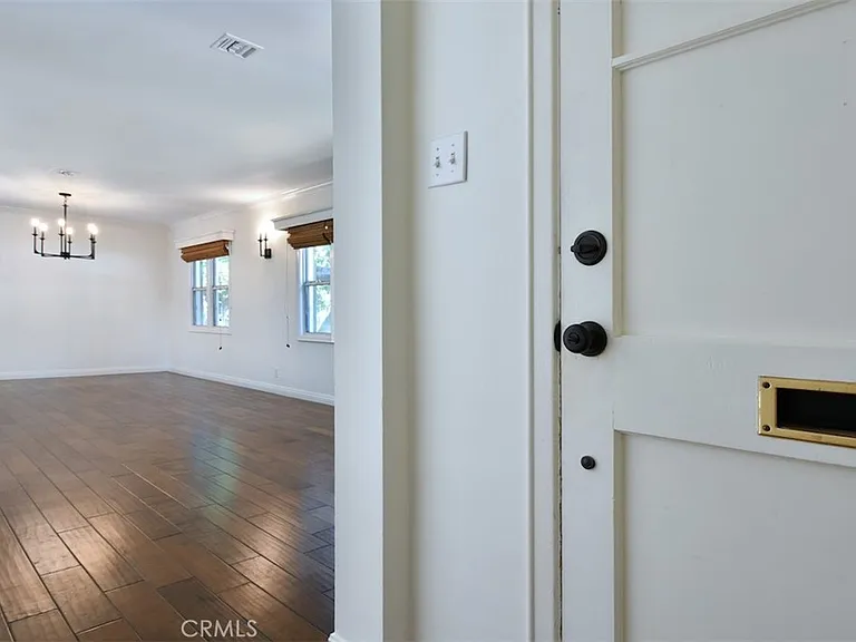13902 Calvert St — Photo 3