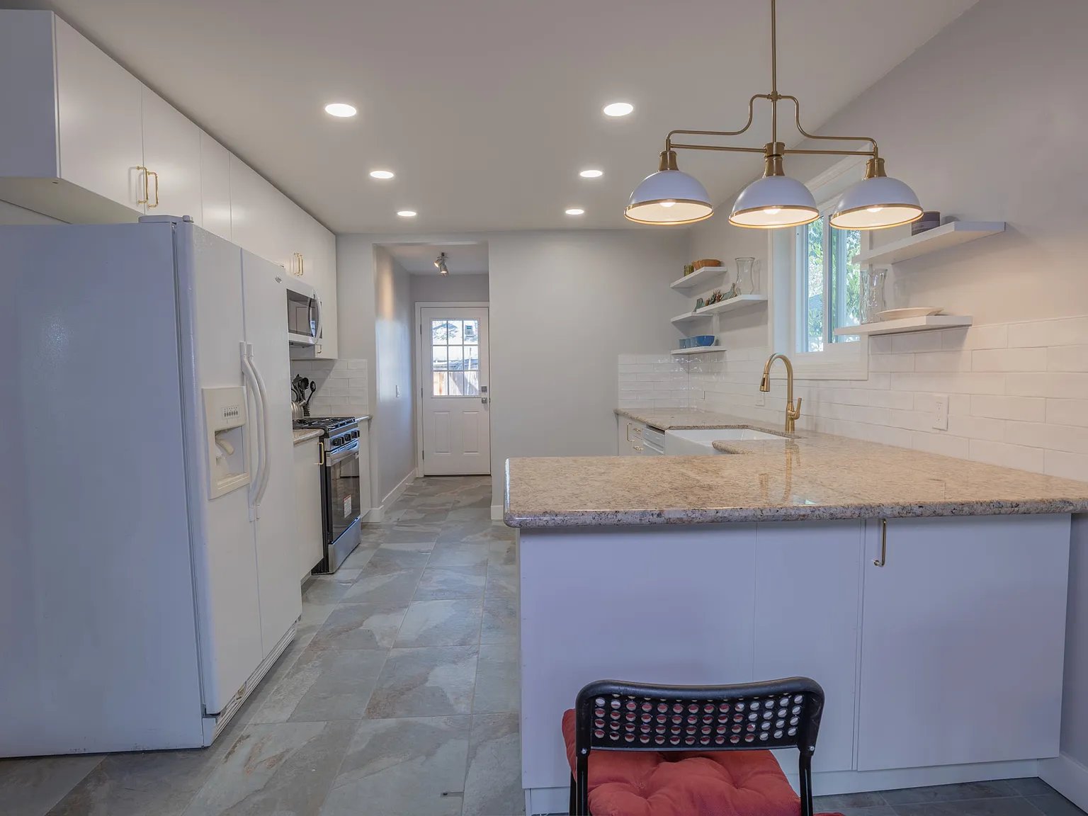 3 bed, 1029 sqft, $3,400 — Photo 2