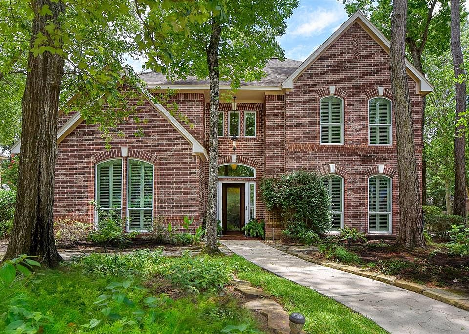 Picturesque Red Brick Home ready for new owners with 3497 square feet and five bedrooms!