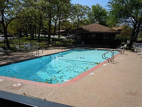 3rd image of 731 Oakwood Trl