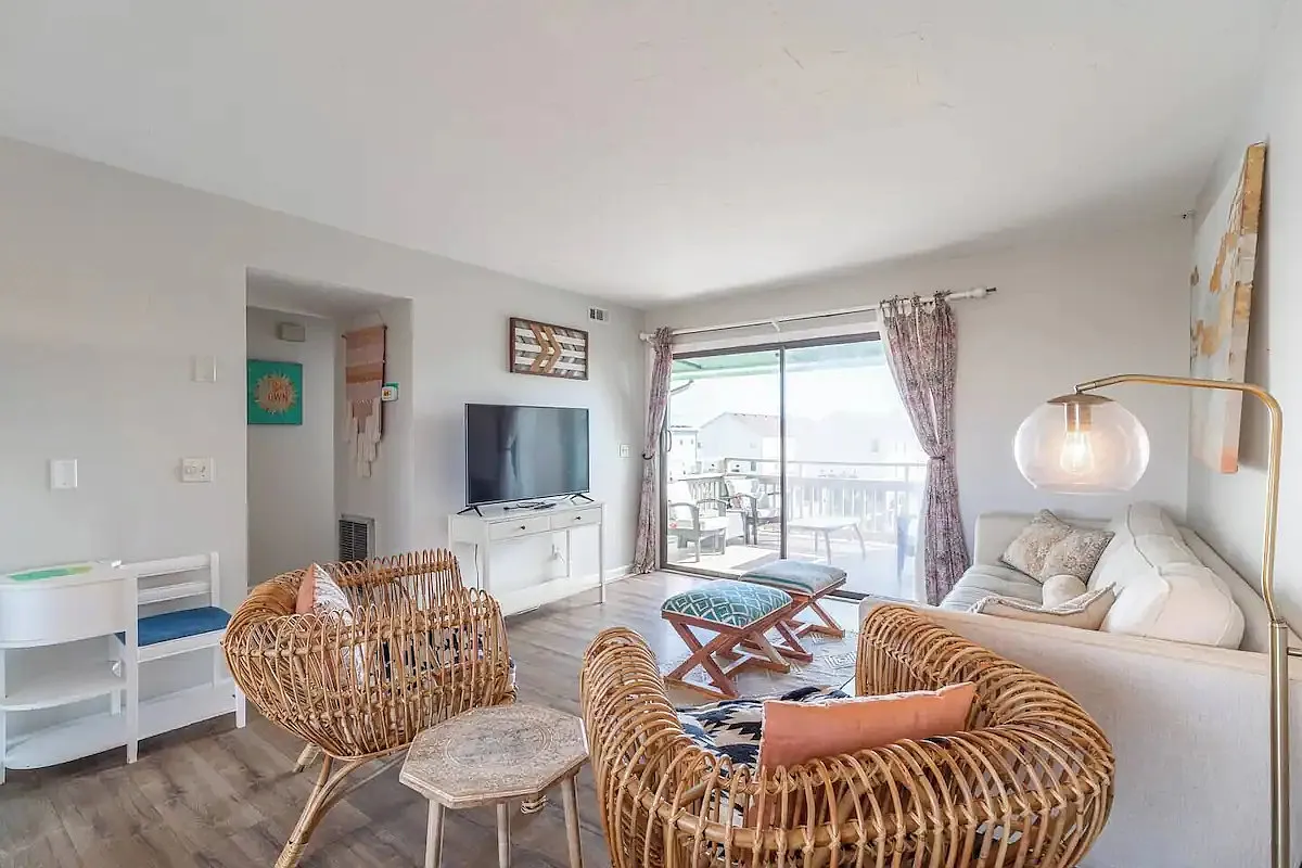 2 bed, 767 sqft, $3,200 — Photo 1