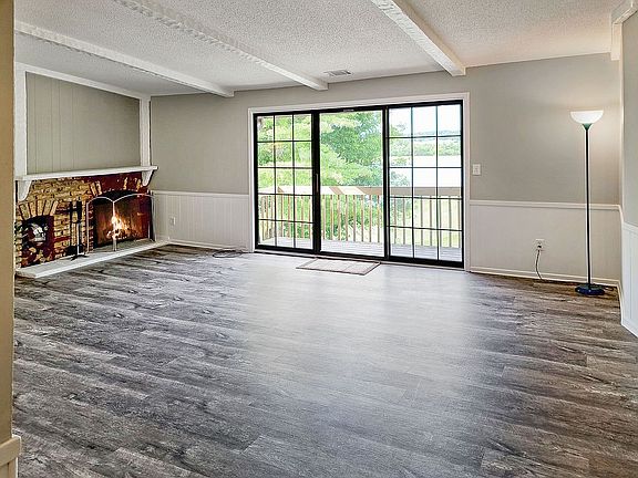 Living room w/ fireplace